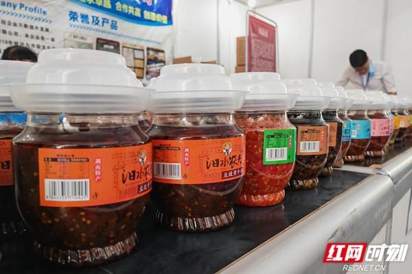 洞庭渔火季迎首个客流高峰 优质农产品展示展销热度攀升
